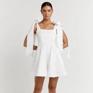 Elegant White Sleeveless Dress